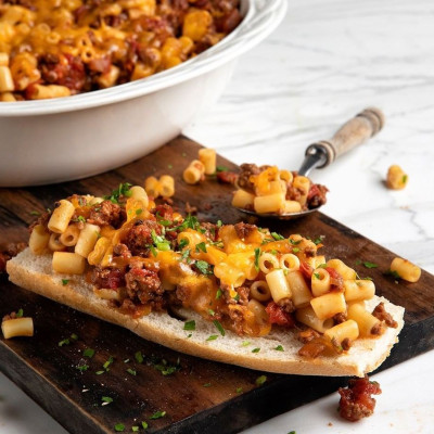 Άκης Πετρετζίκης: Sloppy joes με κοφτό μακαρονάκι