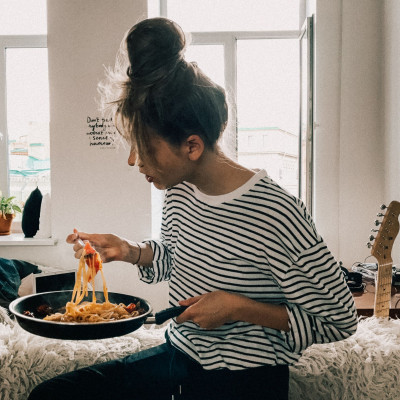 5 τροφές που πρέπει ν' αποφεύγεις όταν νιώθεις αγχωμένη