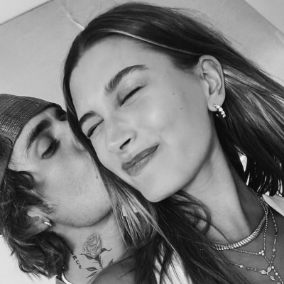 Justin- Hailey: Το καυτό δημόσιο φιλί και η απόδειξη της αγάπης τους (photo)