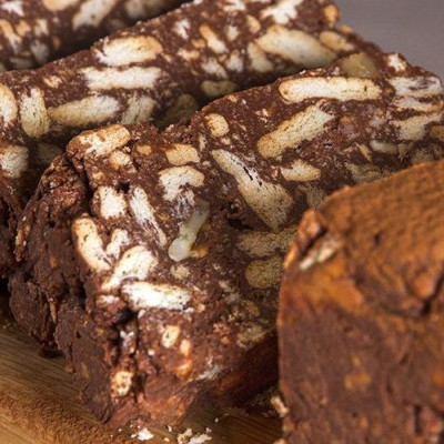 Κορμός σοκολάτας με ζαχαρούχο γάλα από τον Άκη Πετρετζίκη