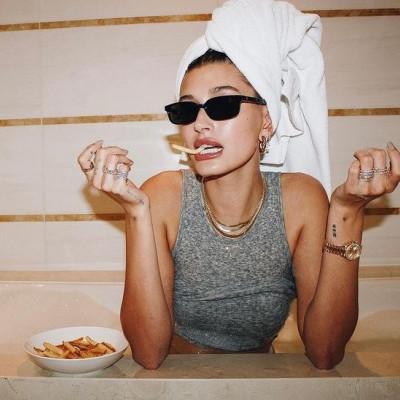 Yes! Η Hailey Bieber μόλις δημιούργησε το δικό της κανάλι ομορφιάς στο YouTube