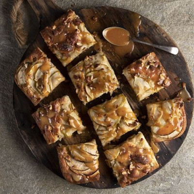 Φοκάτσια με μήλα και καραμέλα από τον Άκη Πετρετζίκη