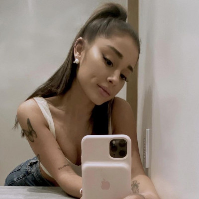 Η Ariana Grande φόρεσε το ωραιότερο τζιν παντελόνι αυτής της σεζόν