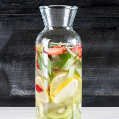 Άκης Πετρετζίκης: Αρωματισμένο νερό με φράουλες και ακτινίδιο