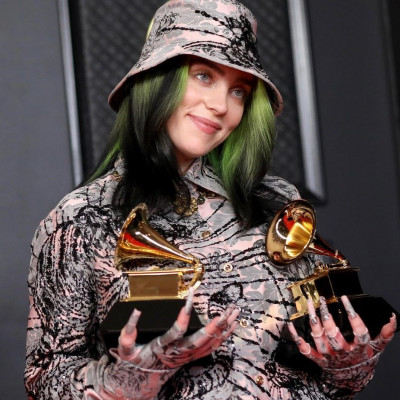 Η Billie Eilish φόρεσε το πιο cool αξεσουάρ αυτής της χρονιάς