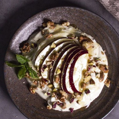 Άκης Πετρετζίκης: Γιαούρτι με μήλα, μπαχαρικά και μέλι