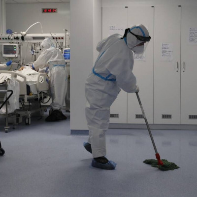 Κορονοϊός: Σε κατάσταση «πολέμου» τα νοσοκομεία - «Γονατίζουν» από τις εισαγωγές ασθενών