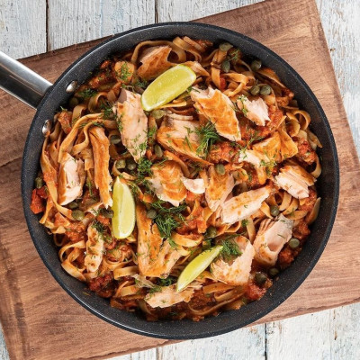 Άκης Πετρετζίκης: Ταλιατέλες με σολομό