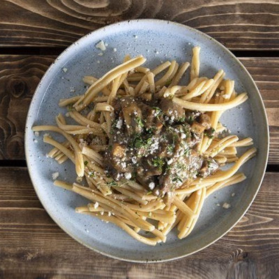 Άκης Πετρετζίκης: Σκιουφιχτά καρμπονάρα με βασιλομανίταρα