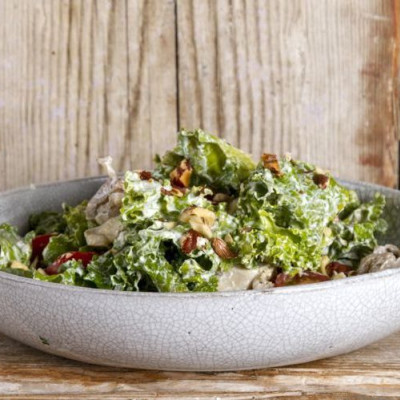 Άκης Πετρετζίκης: Caesar salad με βραστό κοτόπουλο και κέιλ