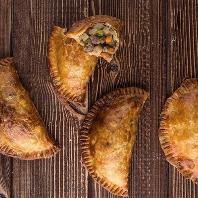 Άκης Πετρετζίκης: Cornish pies – Κρεατοπιτάκια