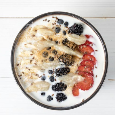 Άκης Πετρετζίκης: Φρουτοσαλάτα με κεφίρ και λιναρόσπορο