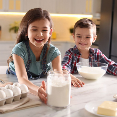 Μαγειρεύουμε παίζοντας: Γλυκό ψυγείου με φρυγανιές έτοιμο σε 15 λεπτά
