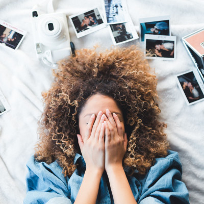 Τι σημαίνει όταν συνεχίζεις να τον ακολουθείς στα social media ακόμα και μετά τον χωρισμό; (photos)