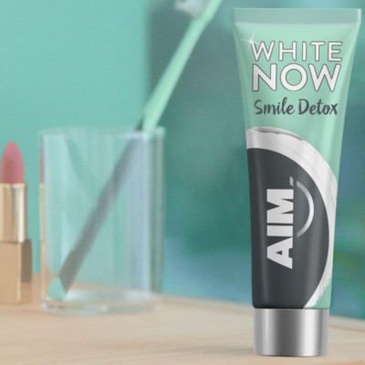 AIM White Now Smile detox: Η καθημερινή συνήθεια που καθαρίζει και λευκαίνει το χαμόγελό σου!