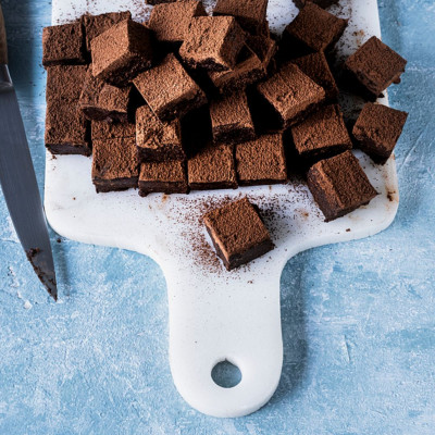 Αυτή είναι η συνταγή για κέικ σοκολάτας με δύο υλικά (Gâteau au Chocolat)