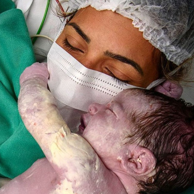 Η φώτο της μητέρας με τη μάσκα και το νεογέννητο αγκαλιά που έγινε viral