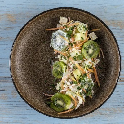 Άκης Πετρετζίκης: Σαλάτα με παπάγια και ακτινίδιο