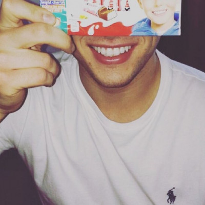 Θυμάσαι το αγοράκι της αγαπημένης σου σοκολάτας; Μεγάλωσε και είναι κούκλος (pics)