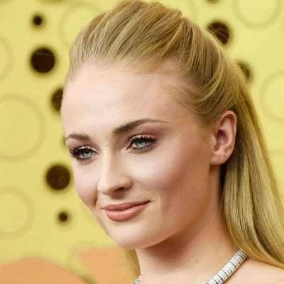 Sophie Turner: Πείραξε τα χείλη της και το αποτέλεσμα είναι… κακό (photo)