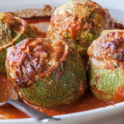 Άκης Πετρετζίκης: Κολοκυθάκια γεμιστά με γαλοπούλα και μανιτάρια