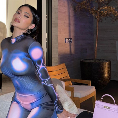 Η ολόσωμη φόρμα της Kylie Jenner είναι ό,τι πιο cool θα δεις σήμερα