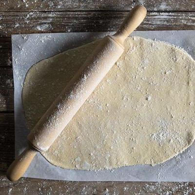 Άκης Πετρετζίκης: Ζύμη πίτσας με 2 υλικά