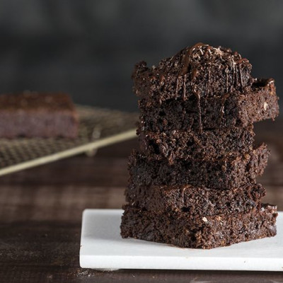 Άκης Πετρετζίκης: Brownies με αβοκάντο χωρίς μίξερ