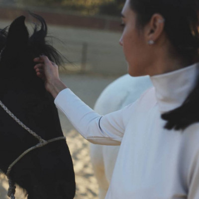 Η star του Hollywood ποζάρει με μαγιό και μας δείχνει τη φουσκωμένη της κοιλίτσα (photos)