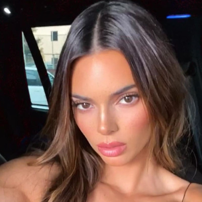 H Kendall Jenner πόζαρε με μαγιό και τρέλανε το κοινό της