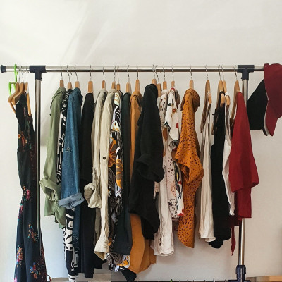 Έτσι θα οργανώσεις τη ντουλάπα σου για τα ανοιξιάτικα ρούχα σου (video)