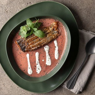 Ακης Πετρετζίκης: Σούπα λαχανικών με σολομό