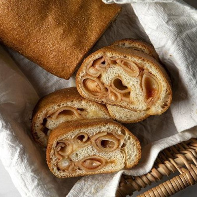 Άκης Πετρετζίκης: Ψωμί με ζυμαρικά