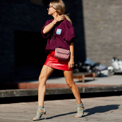 Most Wanted: Tα 5 ρούχα και αξεσουάρ σε όλες τις αποχρώσεις του κόκκινου που θα λατρέψεις φέτος