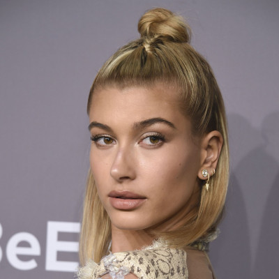 13+1 χτενίσματα της Hailey Bieber για να μη βαρεθείς ποτέ τα μαλλιά σου