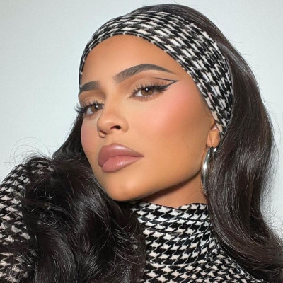 Το νέο viral video του Tik- Tok δείχνει το νέο photoshop της Kylie Jenner