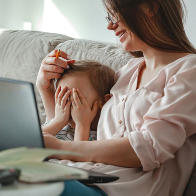 LinkedIn: Προσθέτει το «stay-at-home-mοm» στους διαθέσιμους τίτλους εργασίας