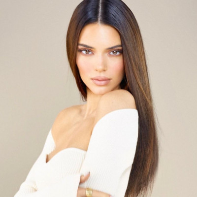 Κι όμως! Η Kendall Jenner φόρεσε το ίδιο φόρεμα με την Selena Gomez