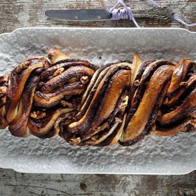 Άκης Πετρετζίκης: Τσουρέκι γεμιστό με σοκολάτα και καρύδια