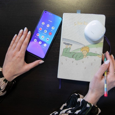 Αυτό είναι το πιο στυλάτο, ελαφρύ και high tech κινητό που θα βρεις τώρα κάτω από 200 ευρώ!