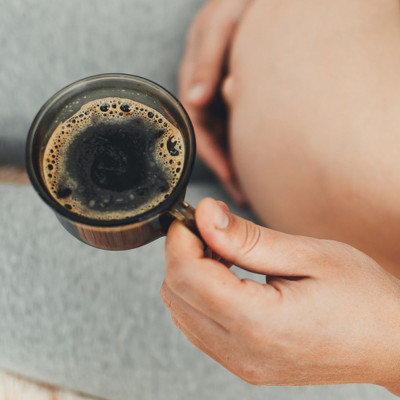 Εγκυμοσύνη: Πώς επηρεάζει η πρόσληψη καφεΐνης την ανάπτυξη του εμβρύου;