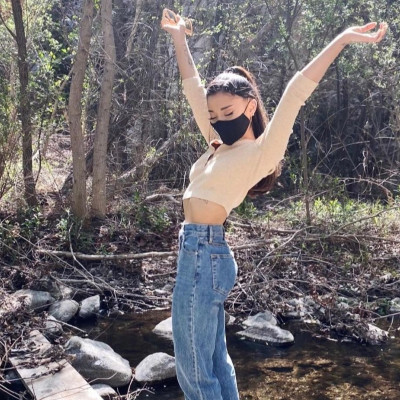 5 υπέροχοι τρόποι για να φορέσεις τα ψηλόμεσα jeans σου αυτή τη σεζόν