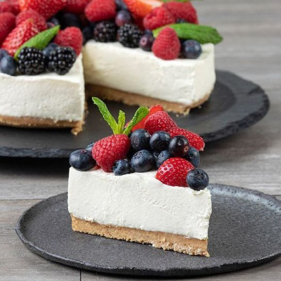 Άκης Πετρετζίκης: Cheesecake με φρούτα του δάσους