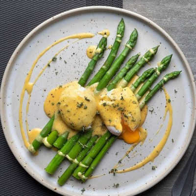 Άκης Πετρετζίκης: Σπαράγγια με αβγά ποσέ και σάλτσα Hollandaise