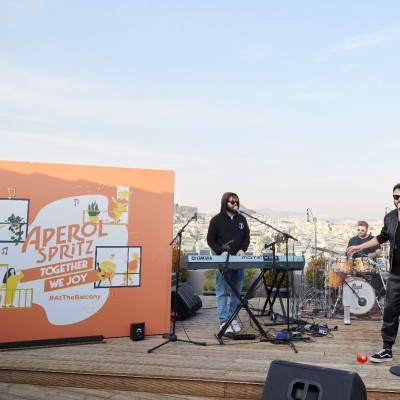 TogetherWeJoy: Πώς το αγαπημένο μας aperitivo συσπείρωσε όλη την πόλη σε ένα «μυστικό» μπαλκόνι