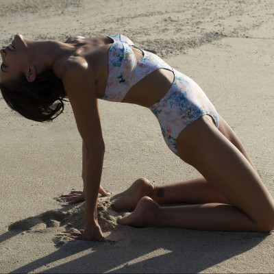 Τα πρώτα μαγιό του καλοκαιριού μας κάνουν να θέλουμε να βυθίσουμε βαθιά τα πόδια μας στην καυτή άμμο