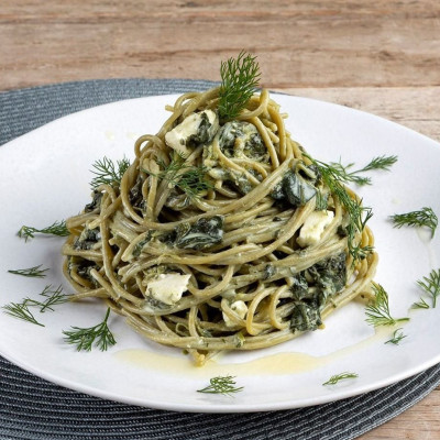 Άκης Πετρετζίκης: Μακαρονάδα με σπανάκι και φέτα