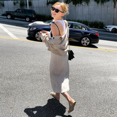 Phoebe Dynevor: 7 φορές που ντύθηκε σαν μία streetstyle πριγκίπισσα