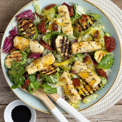 Άκης Πετρετζίκης: Ανοιξιάτικη σαλάτα με κολοκυθάκια και τηγανητή φέτα