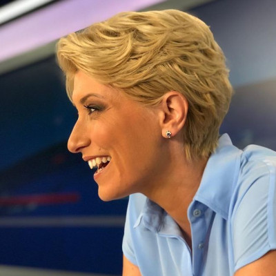 Σία Κοσιώνη: Με αθλητικό look κάνει βόλτα στην Αθήνα με τον γιο της (photos)